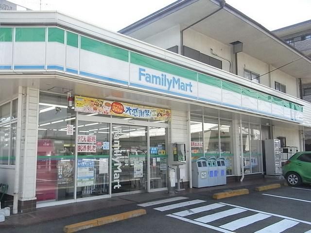 コンビニ　ファミリーマート（コンビニ）まで200m