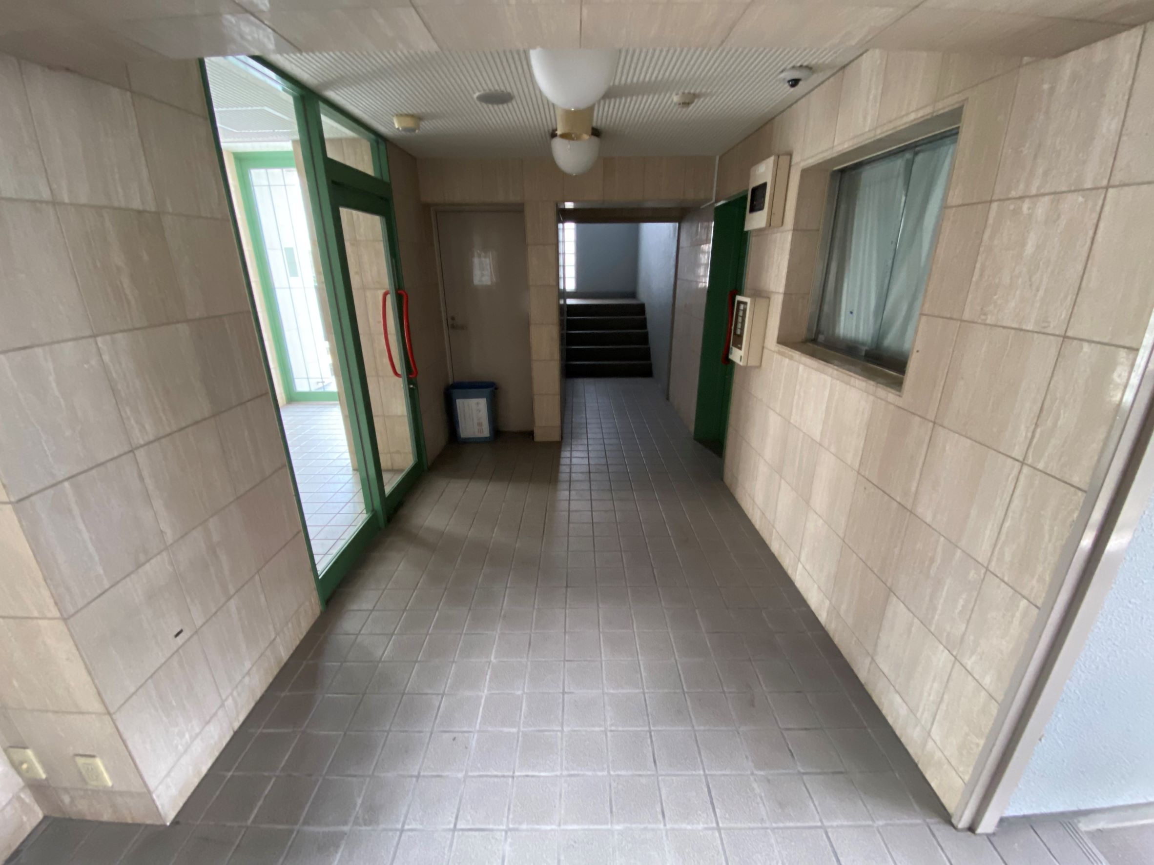 ロビー　オートロック付きで一人暮らしの方も防犯面が安心です☆