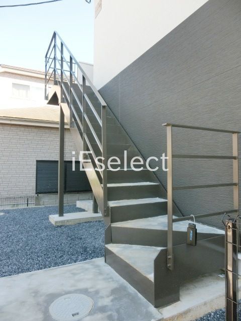 エントランス　2階に上がる階段です