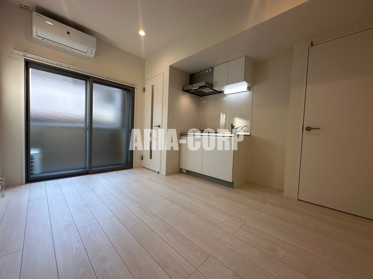 居室・リビング　白を基調としたおしゃれで綺麗な室内です！