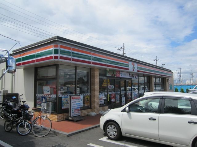 コンビニ　セブンイレブン八王子小宮店（コンビニ）まで550m