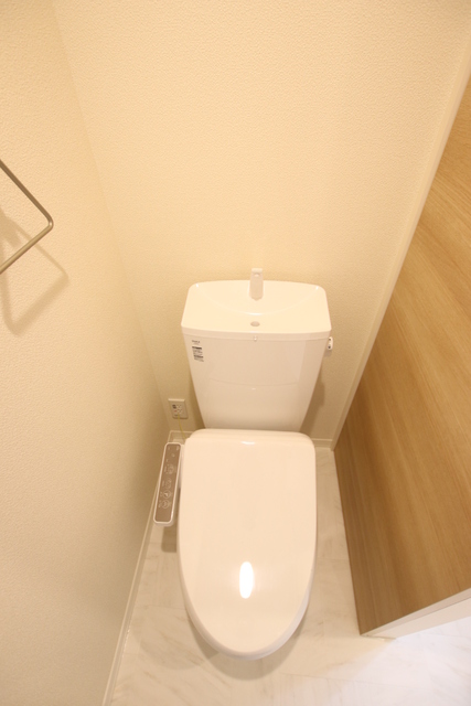 トイレ　※別室参考写真　洗浄機能付きです