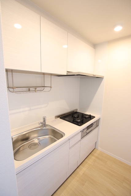 キッチン　※別室参考写真　３口グリル付きシステムキッチン設置済み