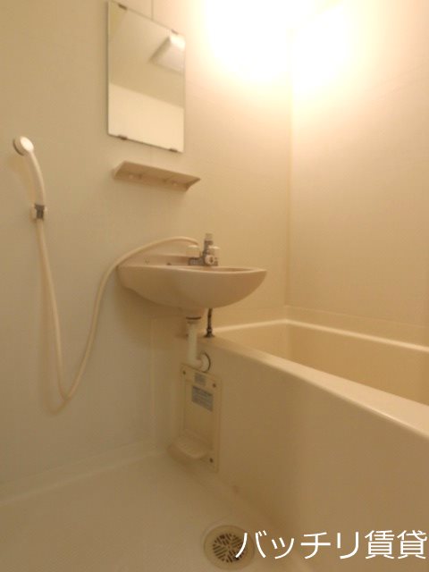 バス・シャワールーム　同型タイプの為、現状を優先致します。