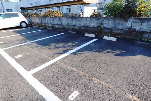 駐車場　駐車場があるので、車を買う予定の方も安心です