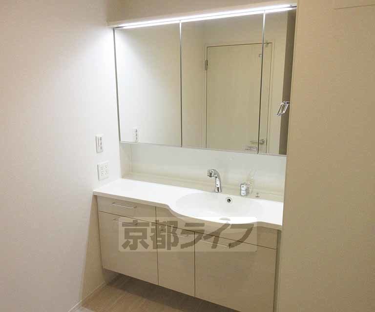 洗面設備　大きな洗面台が特徴です！