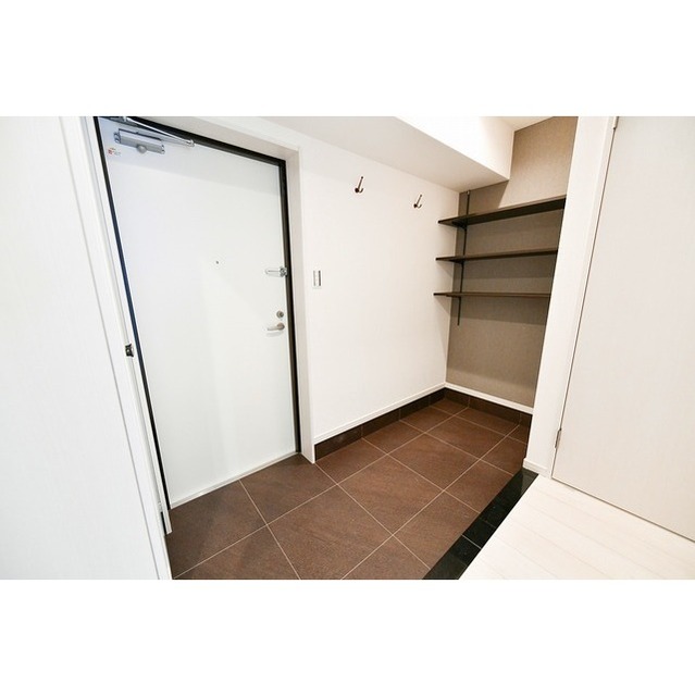 玄関　広い土間&戸棚付きの玄関