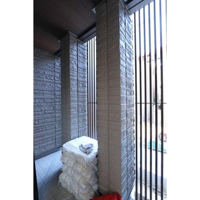 バルコニー　格子状のバルコニー