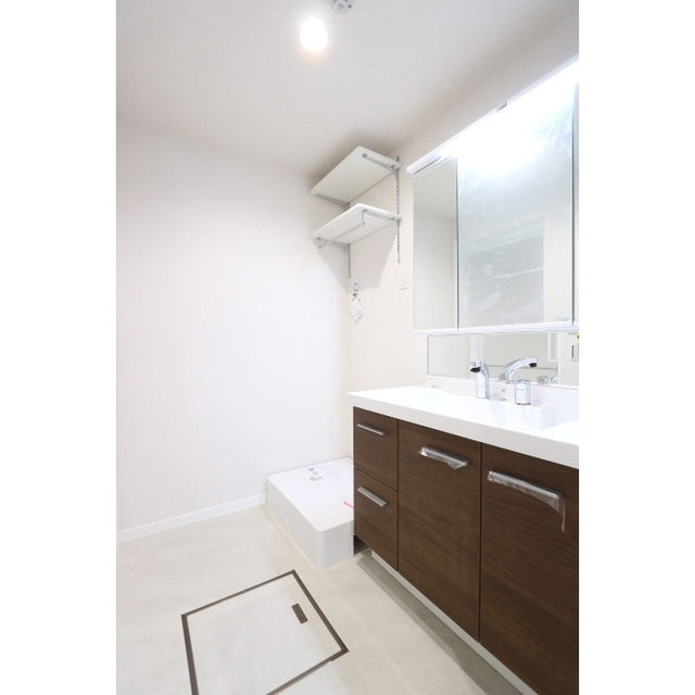 洗面設備　三面鏡付き洗面台あり