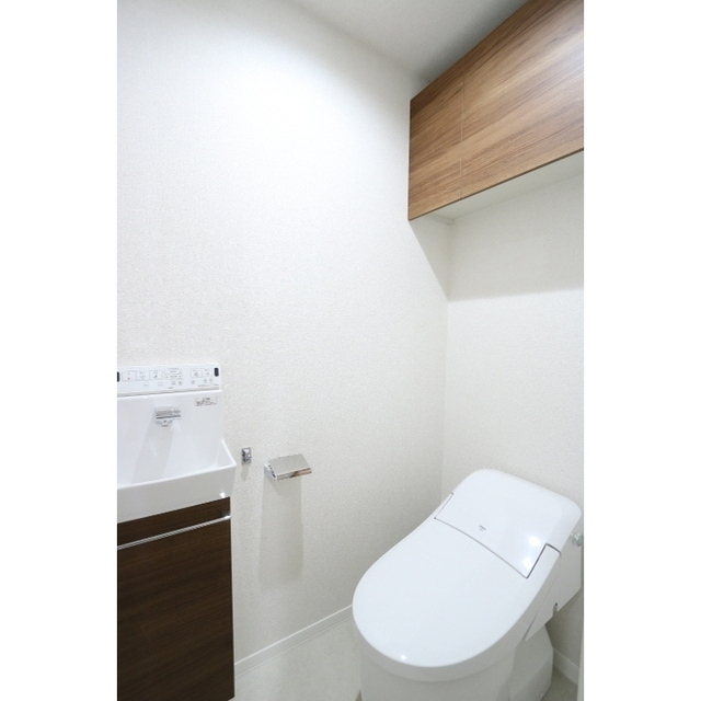 トイレ　スタイリッシュなタンクレストイレ