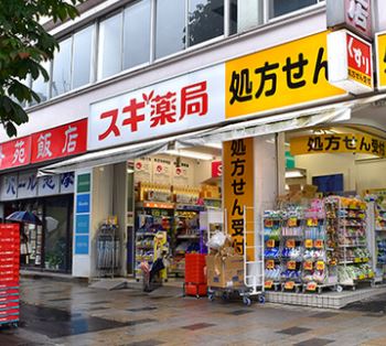 ドラックストア　スギ薬局南青山店（ドラッグストア）まで611m
