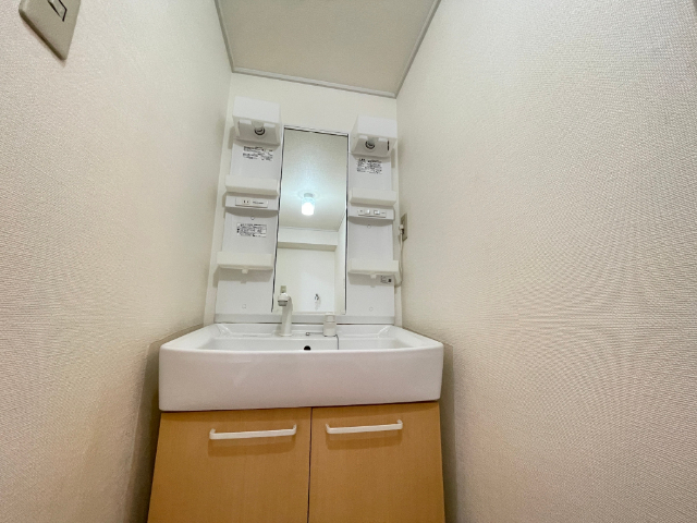 洗面設備　独立洗面台です