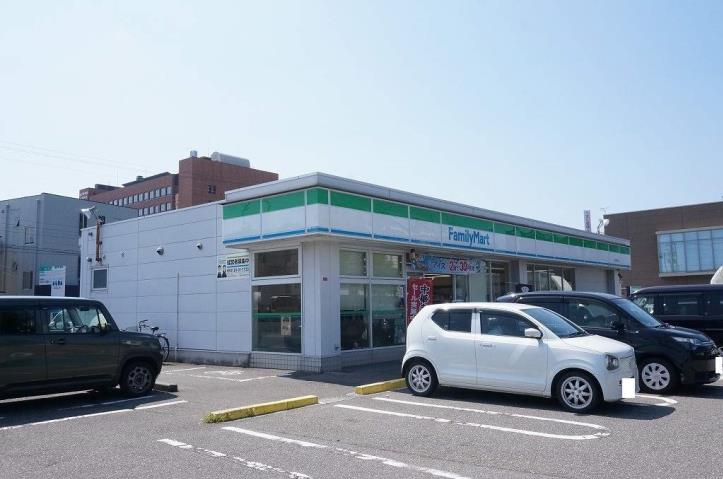 コンビニ　ファミリーマート（コンビニ）まで437m
