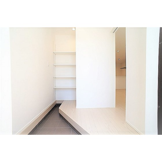 玄関　玄関ホール／奥にシューズインクローク