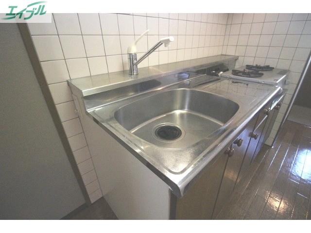 洗面設備　キッチンの壁に鏡有ります。