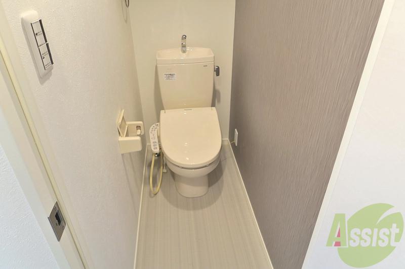 眺望　温水洗浄便座付きです。スッキリとしたデザインですね