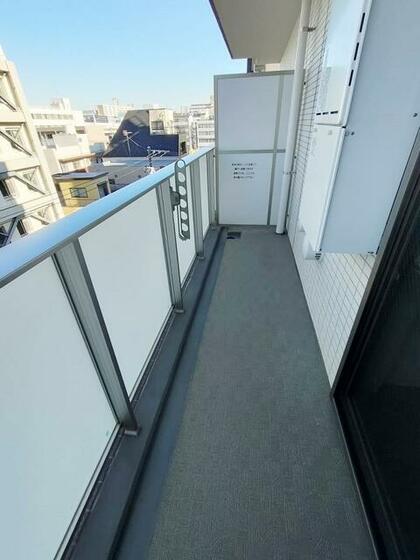 バルコニー　同建物の他の部屋のものです。