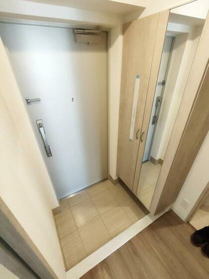 玄関　同建物の他の部屋のものです。