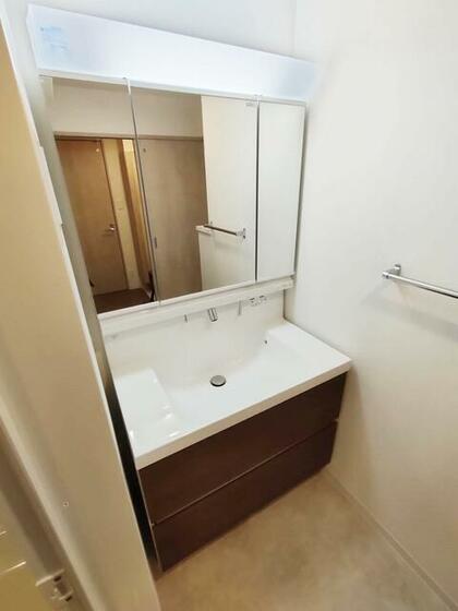 洗面設備　同建物の他の部屋のものです。