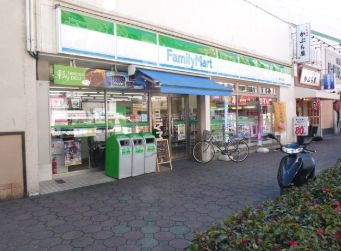 コンビニ　ファミリーマート綾瀬西口店（コンビニ）まで258m