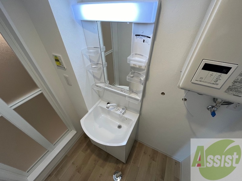 洗面設備　独立洗面台です。大きくてよいですね。シャンプーもできます！