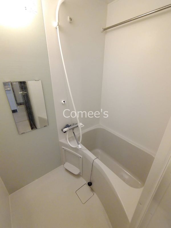 バス・シャワールーム　清潔感のあるカラーパネルのバスルームです