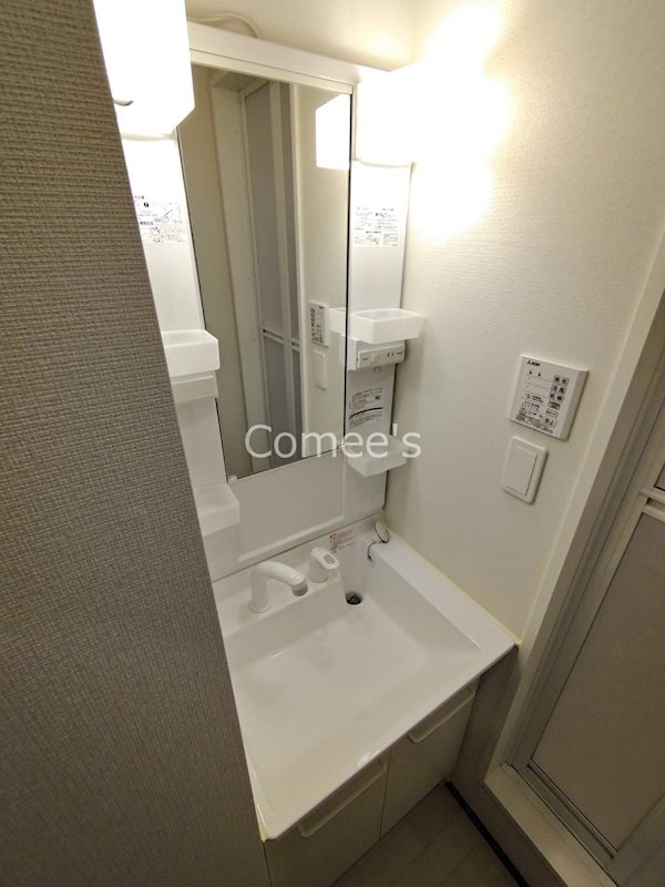 洗面設備　シャワー付きの洗面台