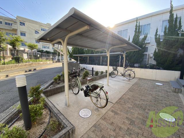 その他　屋根付き駐輪場です