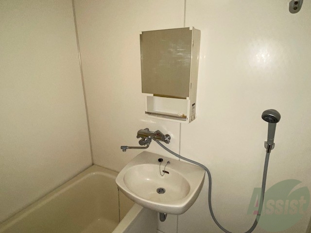 洗面設備　シンプルな洗面です。問題なくお使いいただけます。