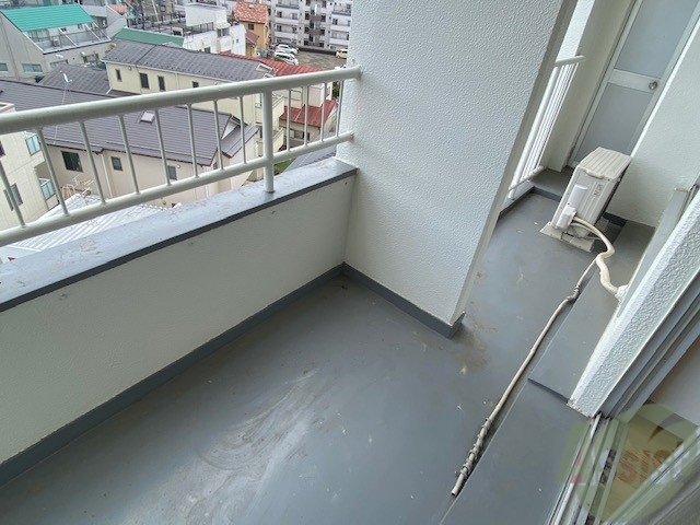 バルコニー　幅があり広めの印象でした。のびのびと作業が出来そうです。