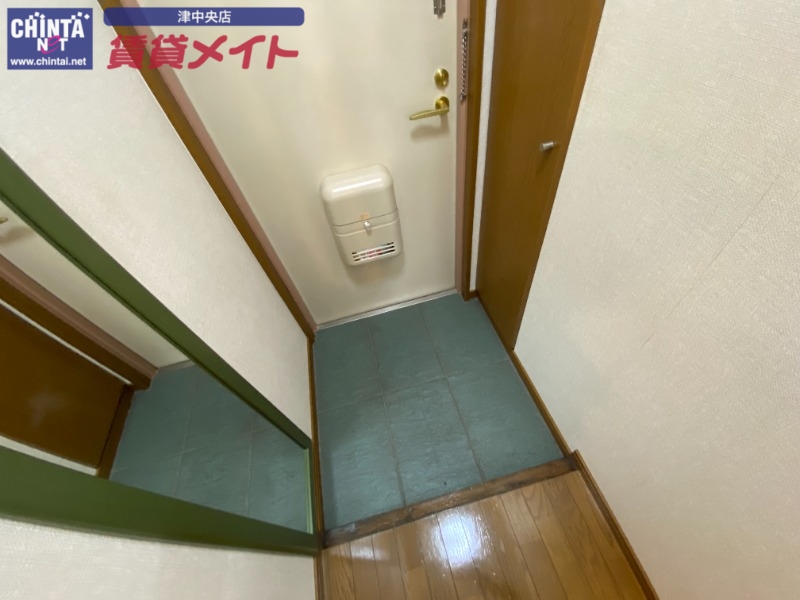 玄関　同物件別部屋写真