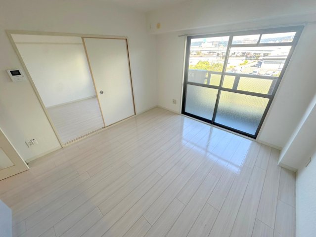 居室・リビング　シンプルなデザインのリビングは家具が置きやすいです。