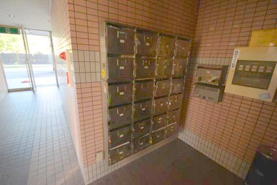 ロビー　ロビーにある各部屋毎のメールボックス。