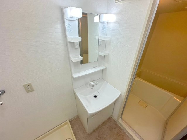 洗面設備　身支度が出来る独立洗面台です。