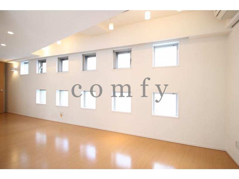 居室・リビング　デザイン性の高い小窓が付いたリビング