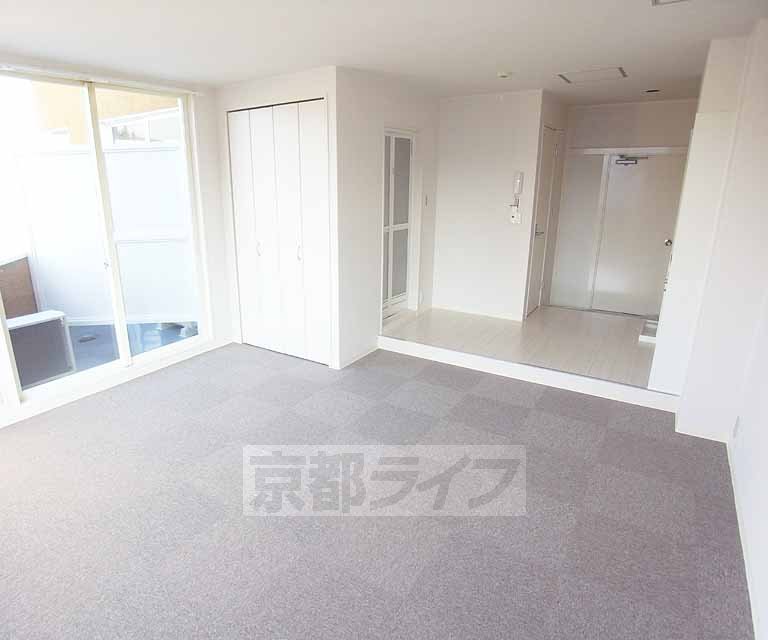 居室・リビング　１３帖の広々とした洋室です。