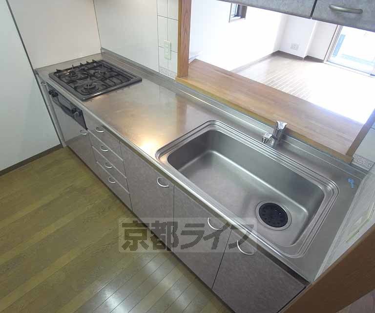 キッチン　大きなシステムキッチンです。