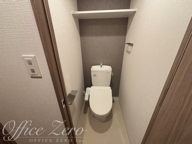 トイレ　１DKの奇数階内装写真、偶数階は（ホワイト系内装）となります