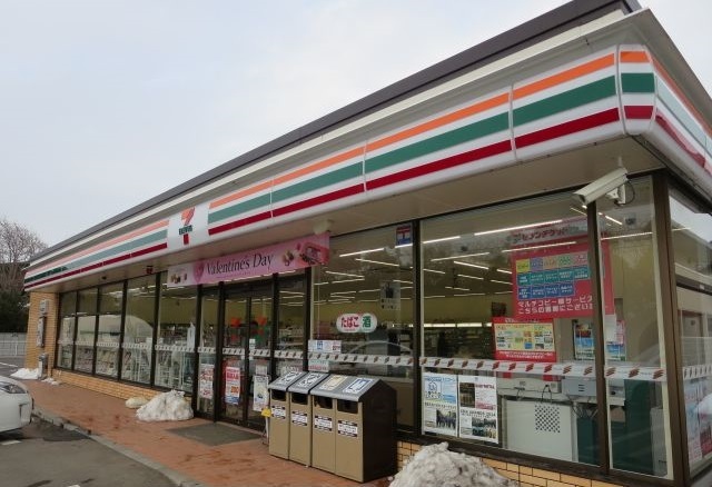 コンビニ　セブンイレブン（コンビニ）まで300m