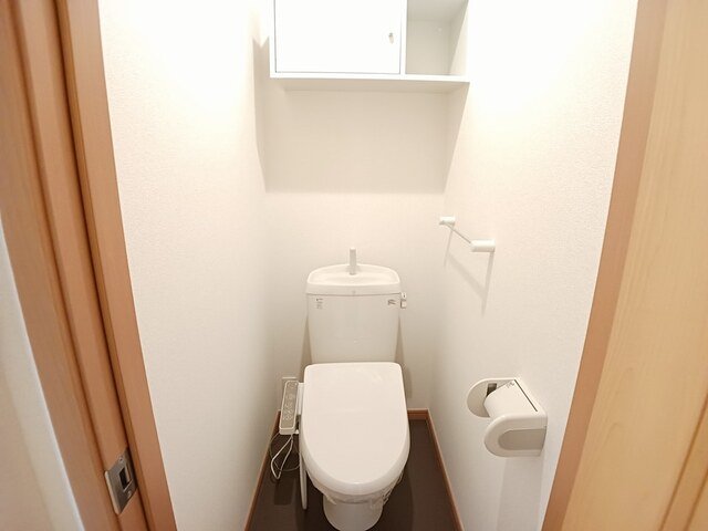 トイレ　落ち着いた色調のトイレです