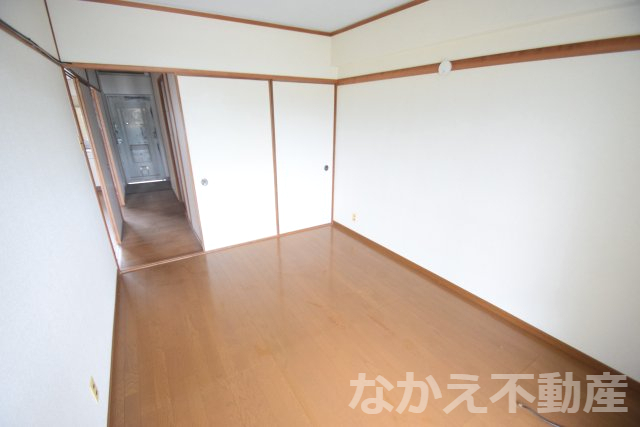 その他部屋・スペース　落ち着いた色調の寝室です