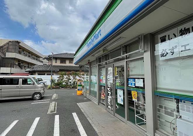コンビニ　ファミリーマート 梅田四丁目店（コンビニ）まで243m