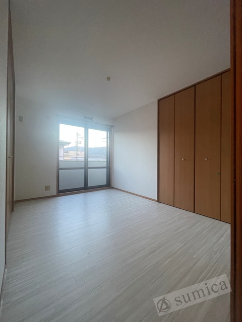 その他部屋・スペース　内装は落ち着いています。おおきな窓で明るさを演出。