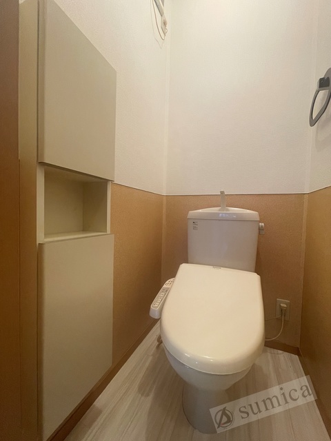 トイレ　人気アイテムの温水洗浄便座。清潔感のあるトイレです。