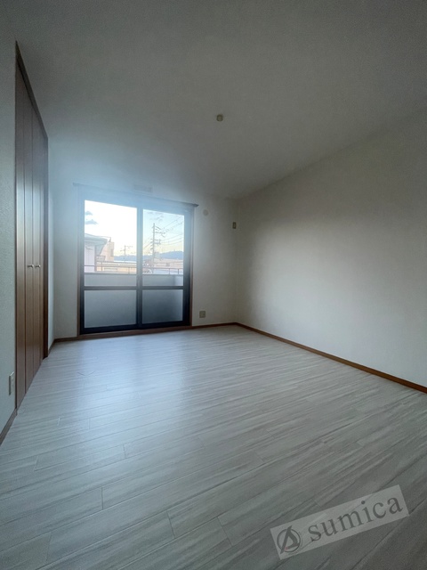 バルコニー　内装は落ち着いています。おおきな窓で明るさを演出。