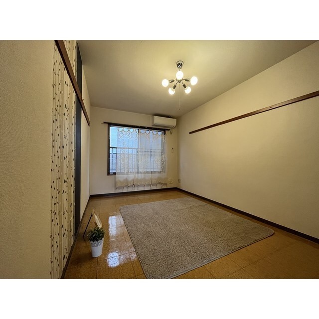 居室・リビング　別部屋のお写真です。家具はつきません。