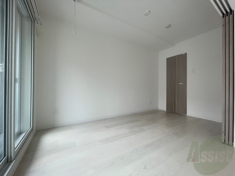 その他部屋・スペース　寝室はこちらです。光が差し込む、温かみのあるお部屋です。