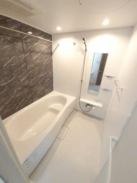 バス・シャワールーム　追焚乾燥機能付広々一坪バス