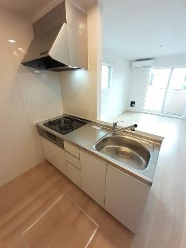 キッチン　ガスコンロとグリル付システムキッチン