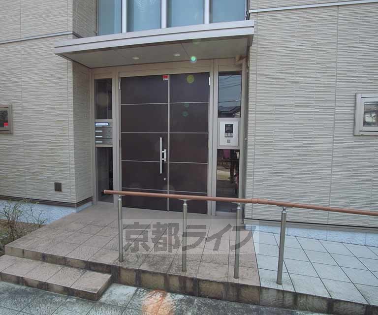 その他共有部分　スロープも付いたオシャレなエントランスです。